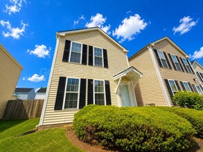 Building Photo - 782 Symphony Dr