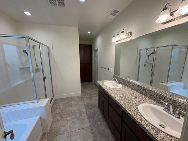 Building Photo - SE Visalia home Rent Ready!