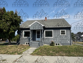 Building Photo - Large 4 Bedroom 2 Bath