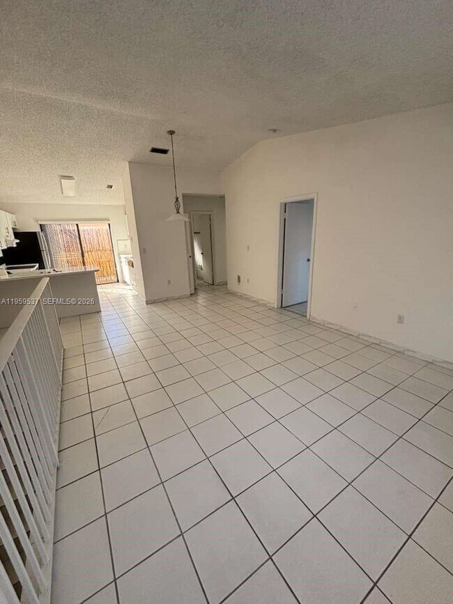 Building Photo - 613 NE 5th St