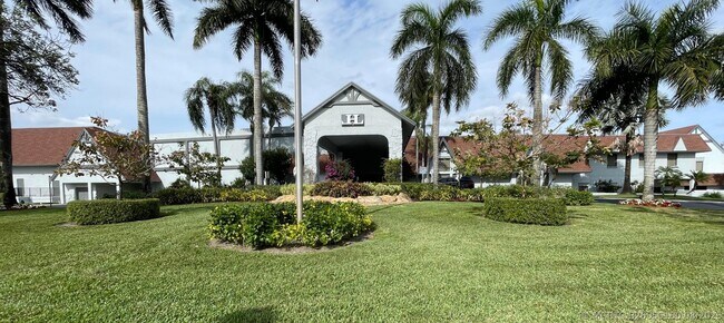 Building Photo - 6866 Huntington Ln