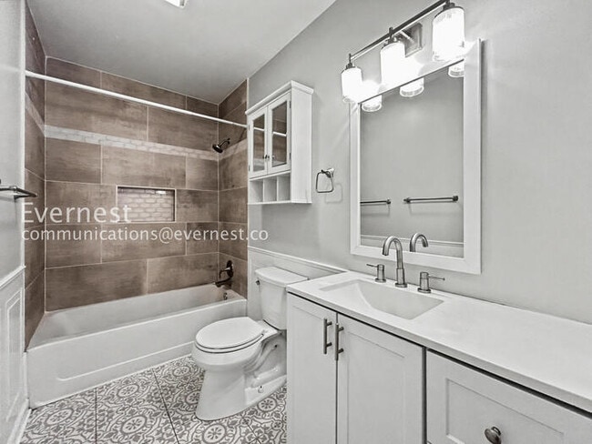 Building Photo - 1065 Fair St SW