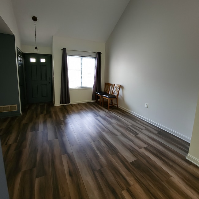 Building Photo - Ready to go forest lake 3 bed 4 bath townh...