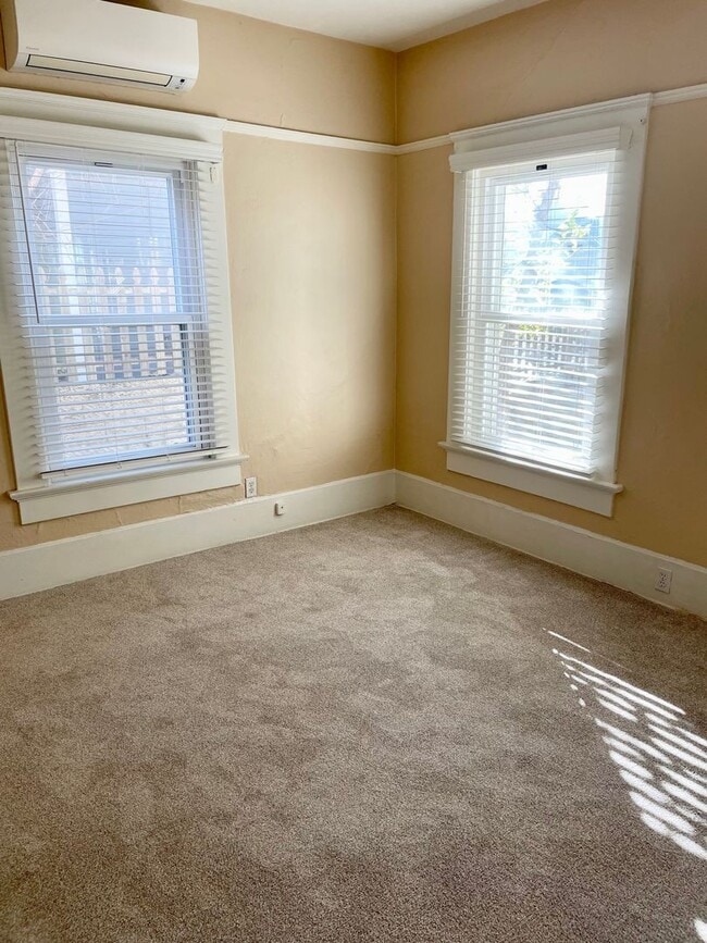 Building Photo - 3RD AVE.