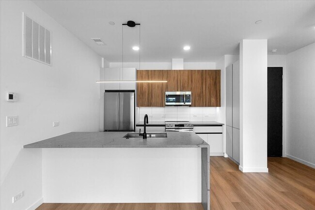 Building Photo - 204 S Leavitt St