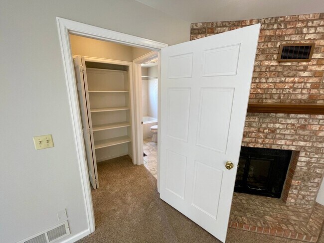 Building Photo - Beautifully Updated 3-Bed, 3-Bath Townhome...