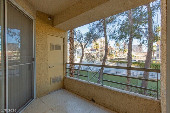 Building Photo - 210 E Flamingo Rd