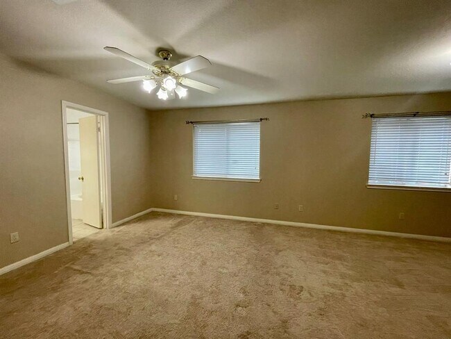 Building Photo - 2607 Old Oak Ln