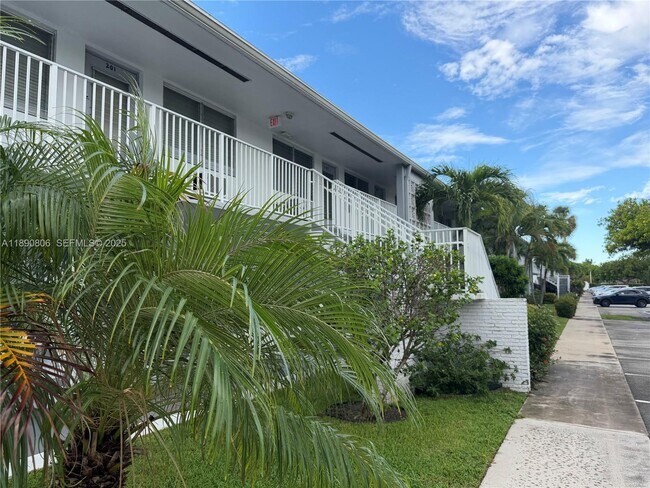 Building Photo - 2020 NE 51st Ct