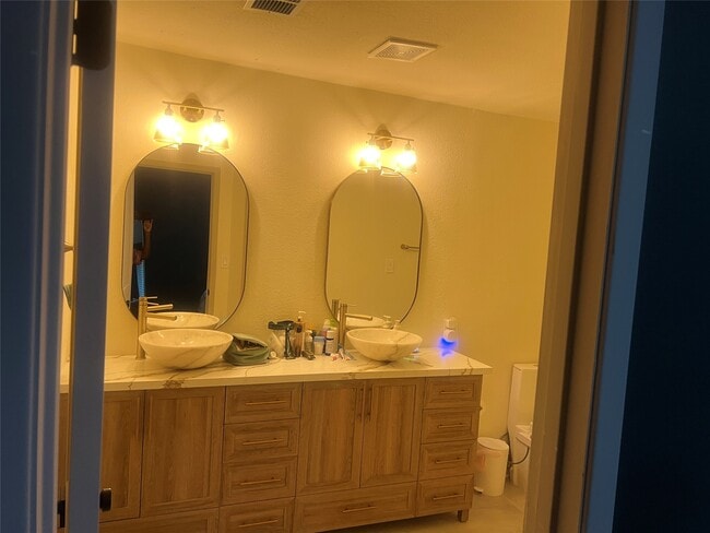 Building Photo - 16818 Rockbend