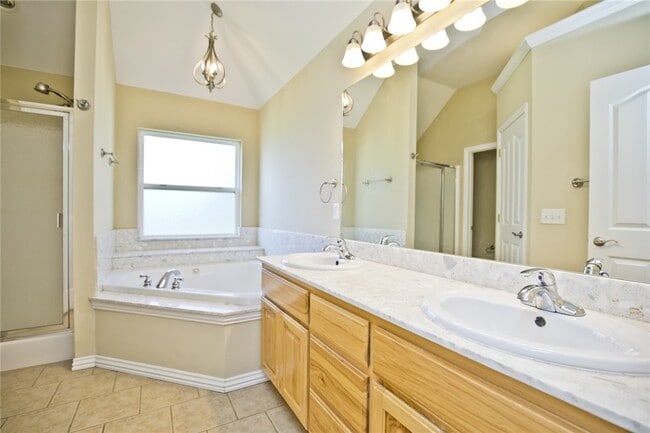 Building Photo - 1250 Torbay Trce