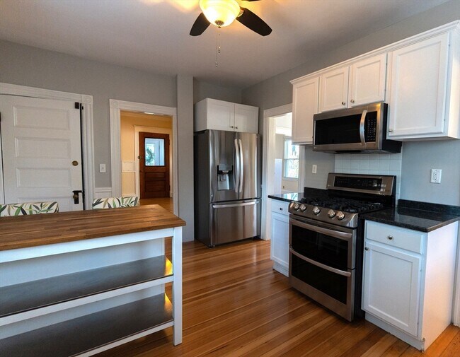 Building Photo - 118 Newburg St