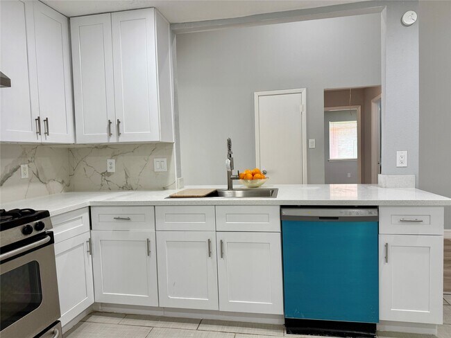 Building Photo - 10722 Sashay Dr