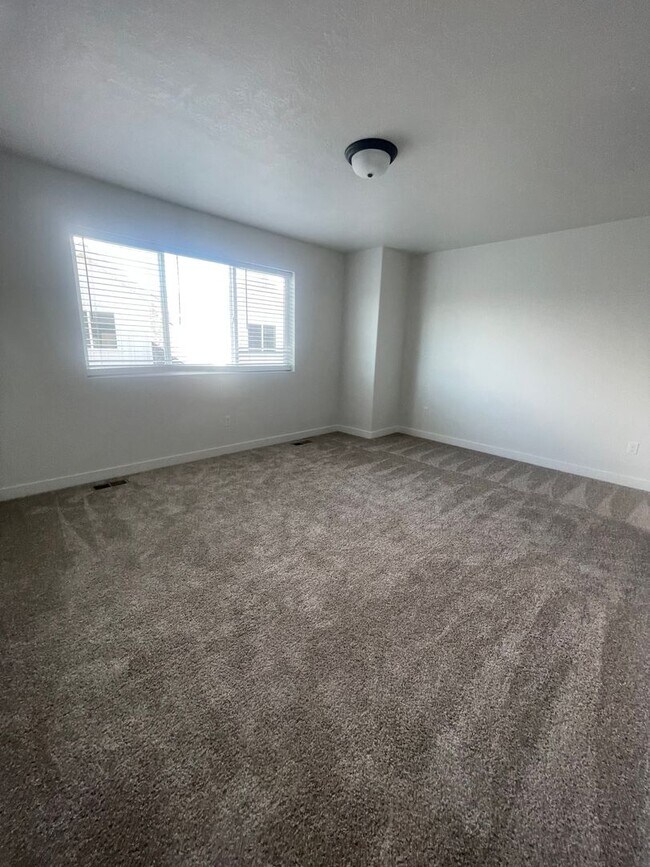 Building Photo - Beautiful New Townhome for Rent in Bluffdale!