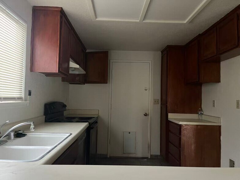 Building Photo - 2825 Woodland Ave