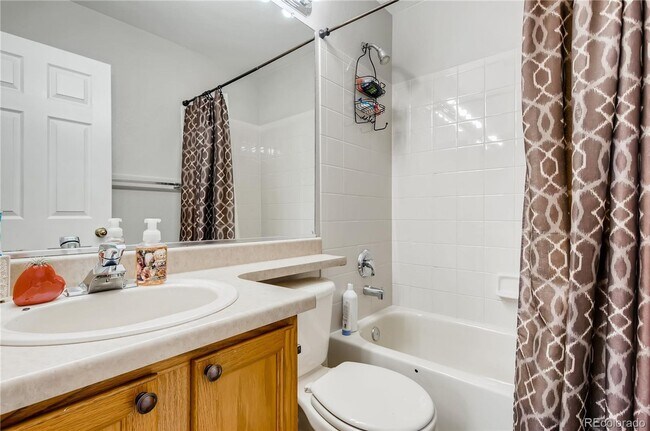 Building Photo - Beautiful 4 bedroom 3.5 bathroom single fa...