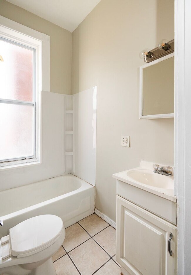 Building Photo - 1935 Utah St