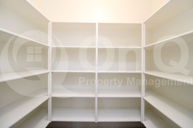 Building Photo - 3080 S Jasmine Dr