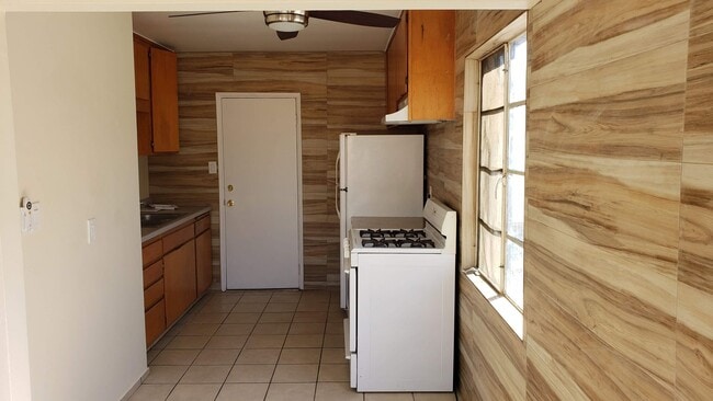 Building Photo - E Washington Ave Triplex