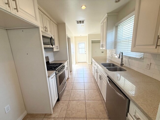 Building Photo - WONDERFUL LAKEWOOD HOME-NEW ON MARKET!!