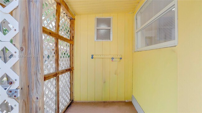 Building Photo - 1085 NE 128th St