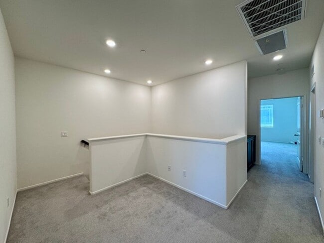Building Photo - Spacious 3 Bedroom, 2.5 Bathroom Townhome ...