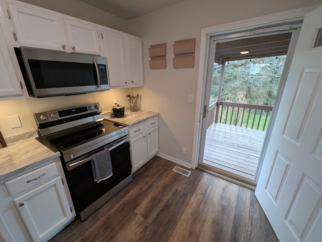 Building Photo - 5-25 Woodrow Ave