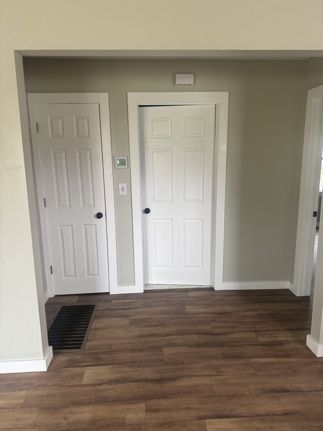 Building Photo - 114 S Elm St