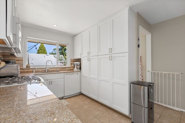 Building Photo - 4bd/2.75ba Seattle House