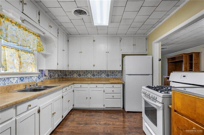 Building Photo - 25 W Kelly Ave