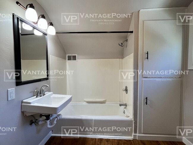 Building Photo - 370 S Main St