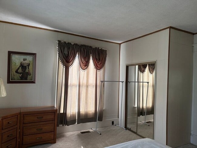 Building Photo - 3 Bedroom on the Southside Of Town