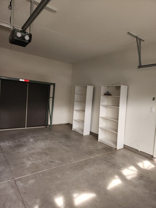 Building Photo - 5 Bedroom 3 Bathroom with 3 car Garage in the Sylvan School District