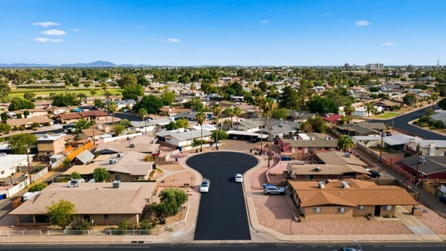 Building Photo - Maintained Mesa rental offering comfort, convenience, and easy access to everything the East Vall...