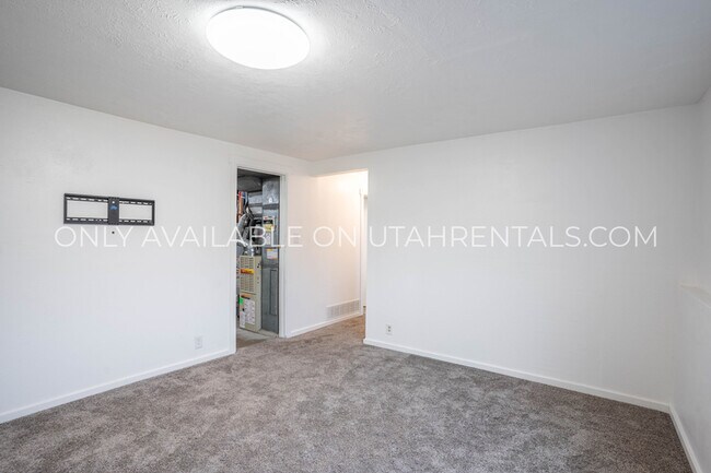 Building Photo - 893 N 500 E