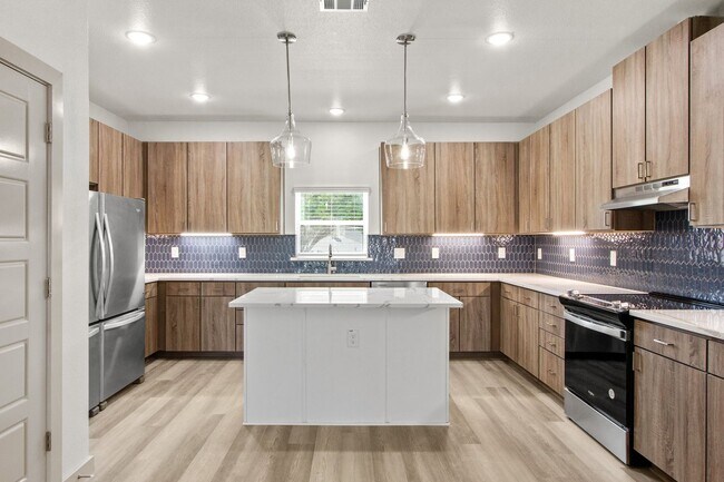 Building Photo - * MOVE IN SUMMER 7/31/2027 * 5 Bed 5.5 Bat...