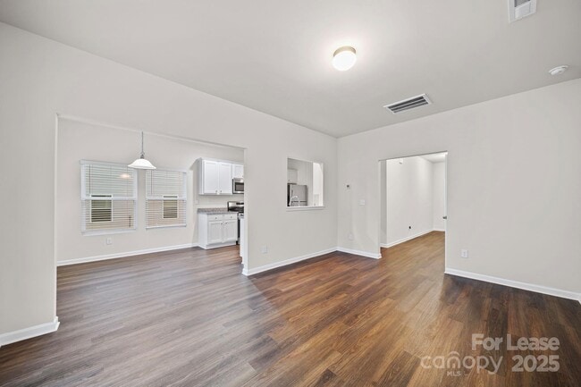 Building Photo - 916 S Battleground Ave