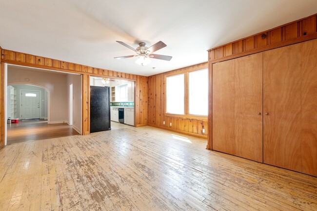 Building Photo - UT PRE-LEASE: 4 bed / 2 bath North Campus ...