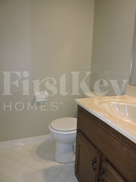 Building Photo - 2056 Kingsrow Pkwy