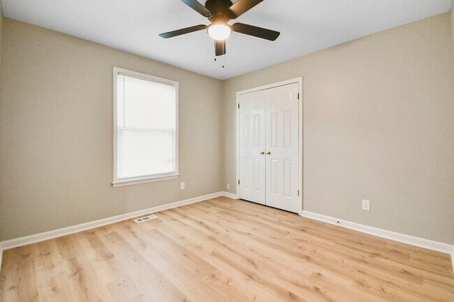 Building Photo - Pet Friendly Three Bedroom!