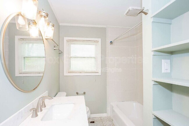 Building Photo - 1102 Woods Dr