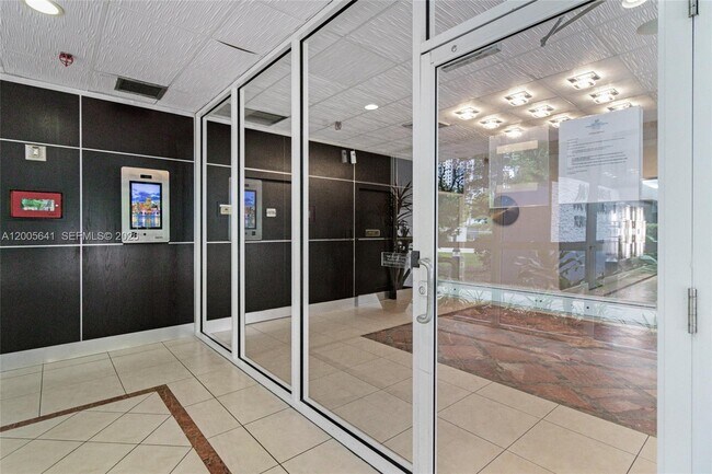 Building Photo - 850 N Miami Ave