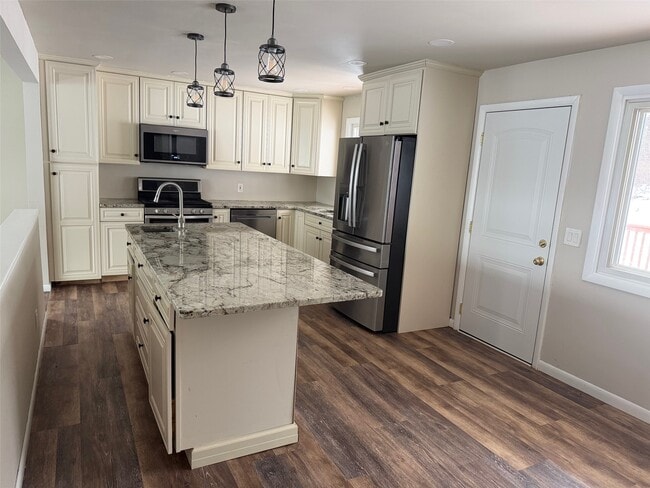 Building Photo - 17 Dover Dr