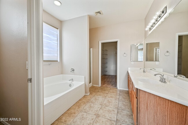 Building Photo - 1525 W St Kateri Dr