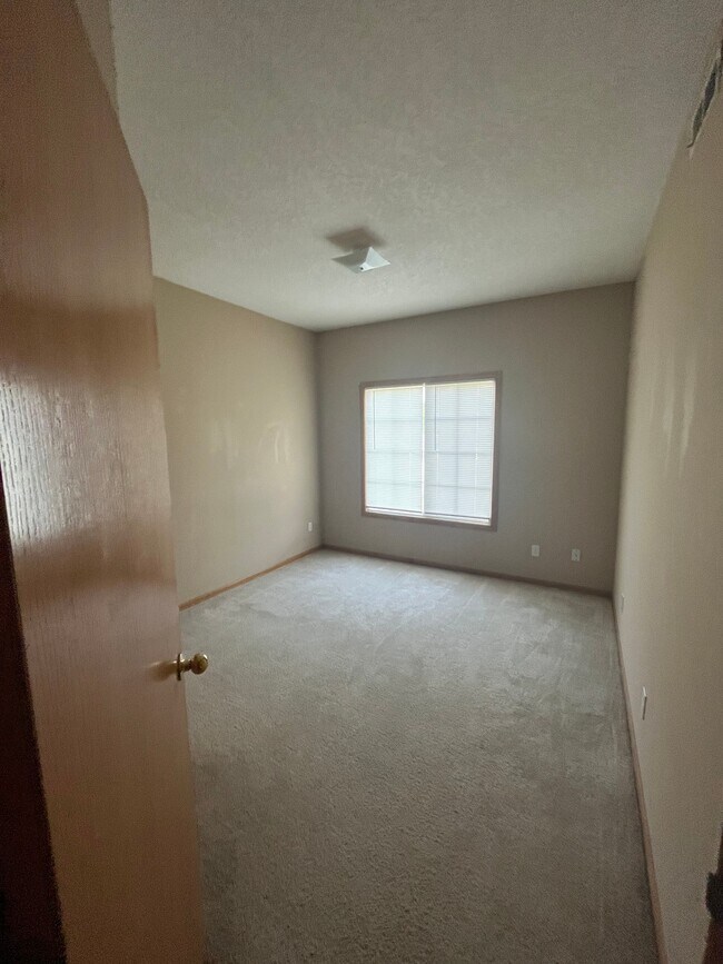 Building Photo - 1820 S 13th Ave E