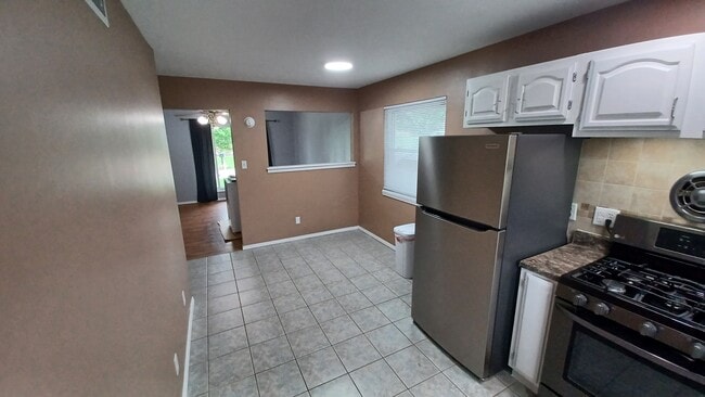 Building Photo - 847 Weedel Dr