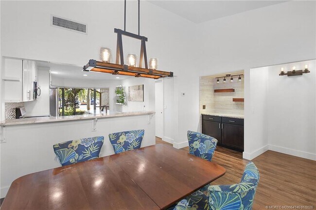 Building Photo - 2225 SW Creekside Dr