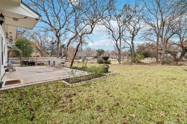 Building Photo - 2203 Clearwater Dr