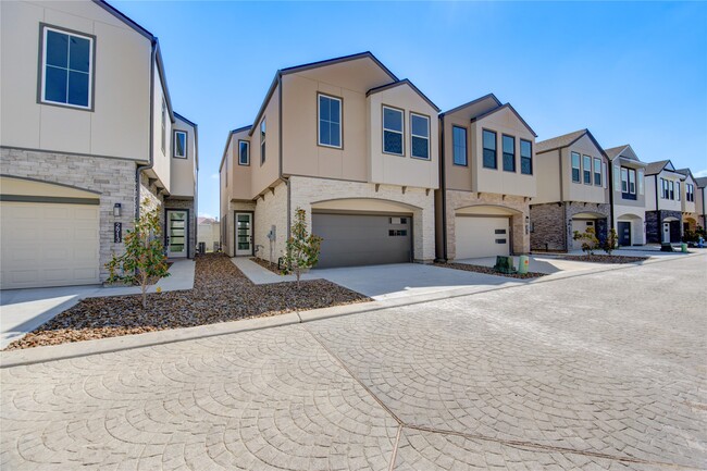 Building Photo - 2917 El Fenice Ln