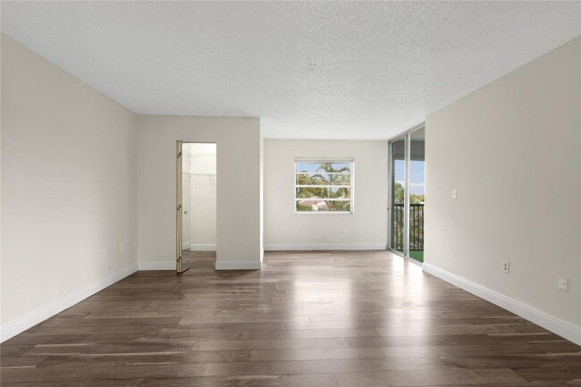 Building Photo - 3940 Inverrary Blvd